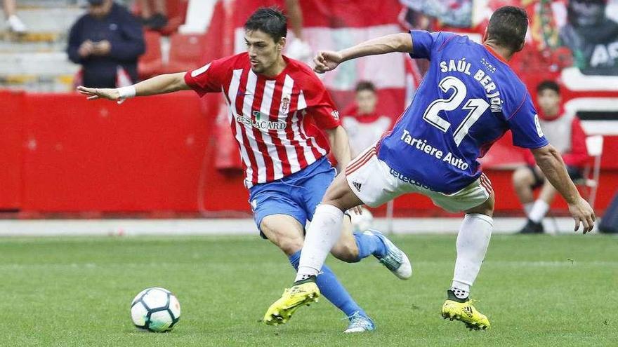 Barba intenta regatear al oviedista Saúl Berjón.