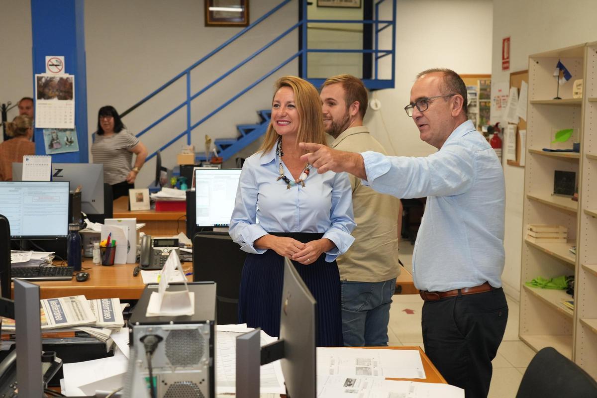 El dirctor del periódico Mediterráneo, Ángel Báez, junto a la alcaldesa de Castelló en la redacción del diario.