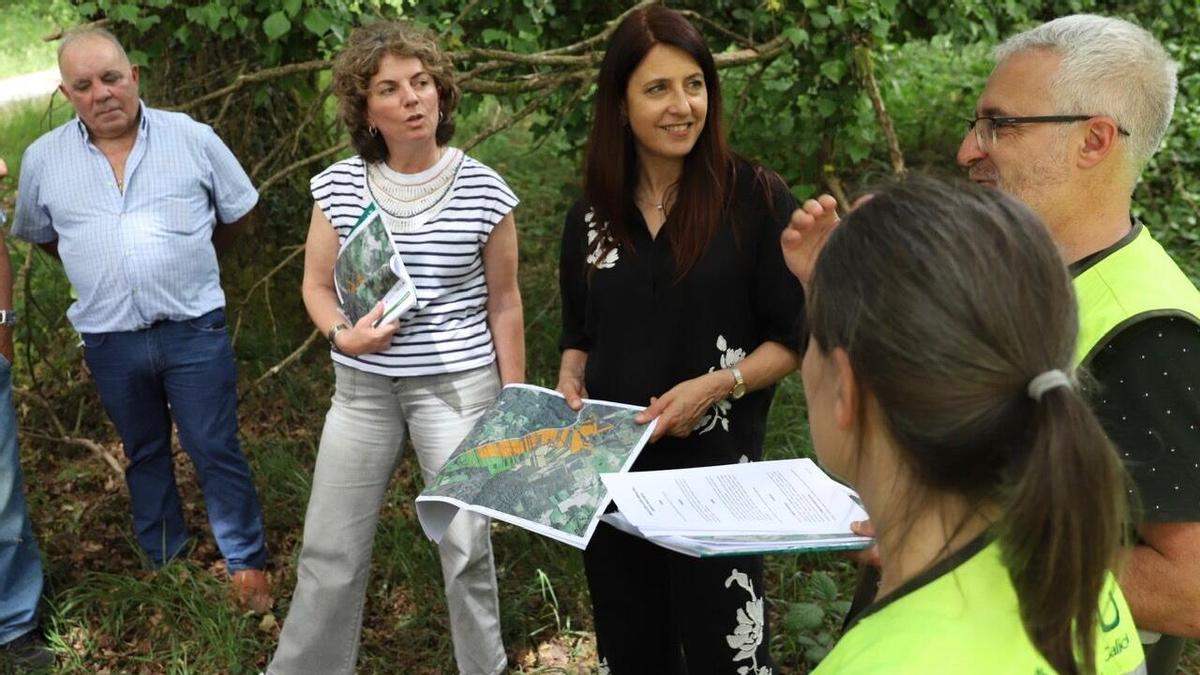 Gómez y Piñeiro, con miembros de la asociación forestal de Moalde.