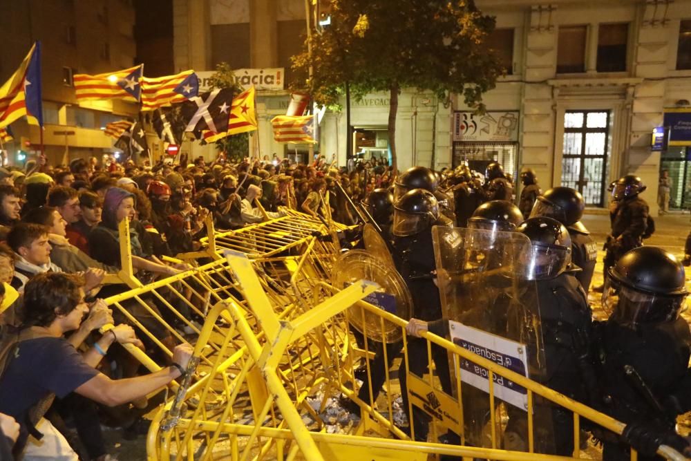 1-O a Girona: Multitudinària manifestació davant la subdelegació del Govern