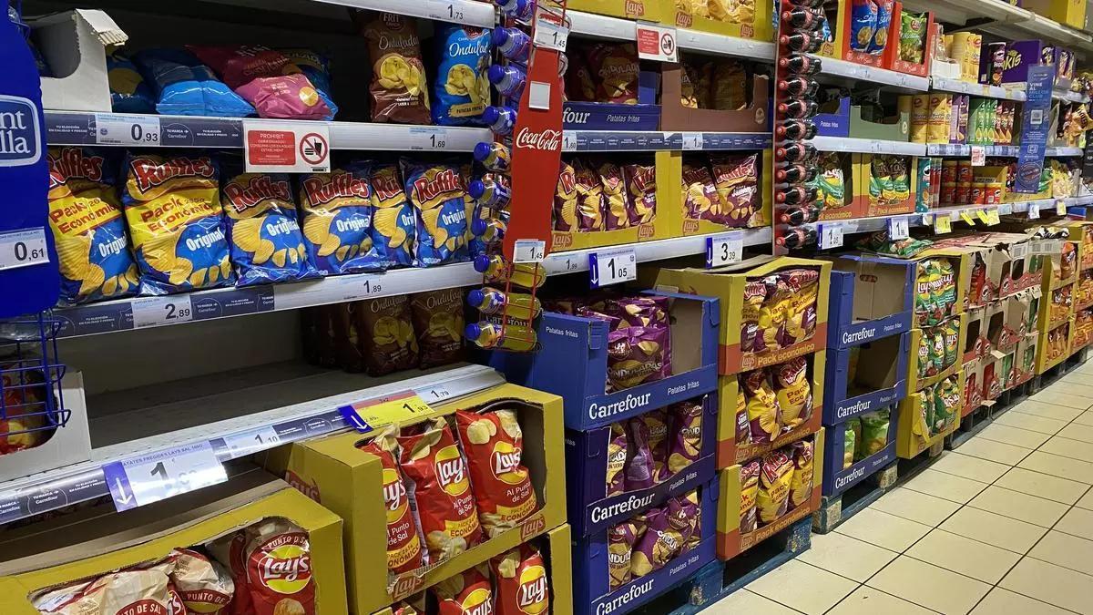 Varias bolsas de Lay's y Ruffles en un hipermercado Carrefour.