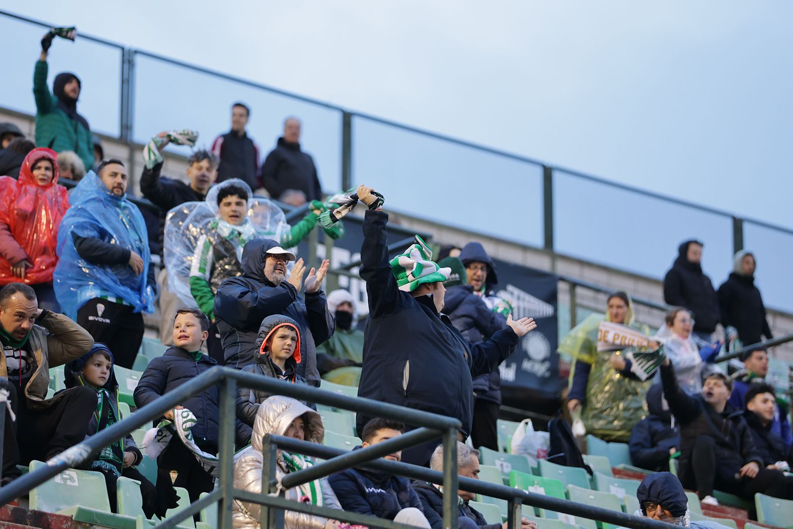 Mérida-Córdoba CF: las imágenes de la afición blanquiverde en el Estadio Romano