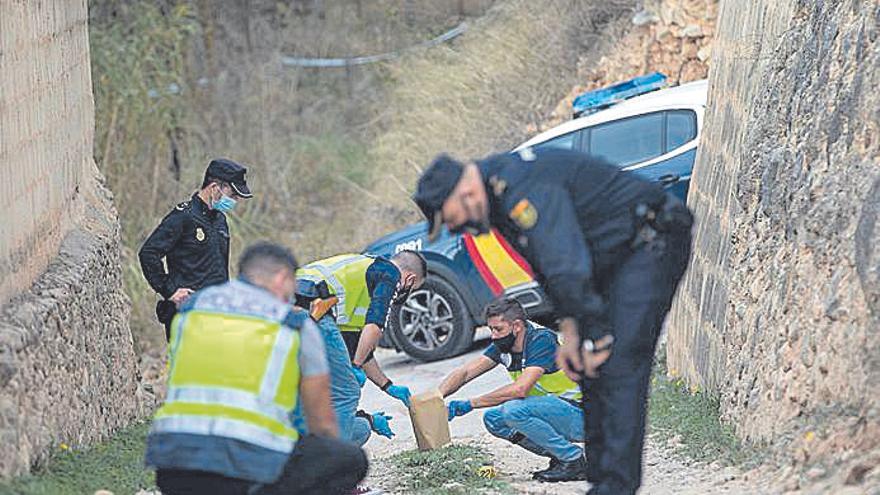 Los policías toman diversas muestras en la escena del crimen machista de Remedios.