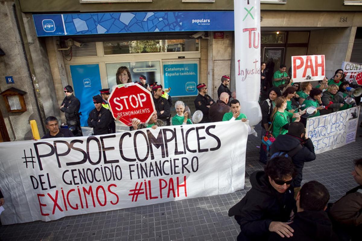 Cacerolada de la PAH ante la sede del PP de Barcelona, hace un mes.