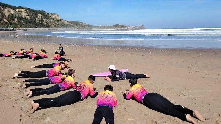 Los alumnos del IES La Corredoria aprenden surfeando