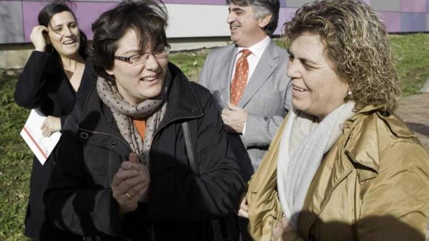 Sanjurjo, en primer término, conversa con Palahí, con Joanna Magdalena y José Luis Carmona, de Cruz Roja, detrás.