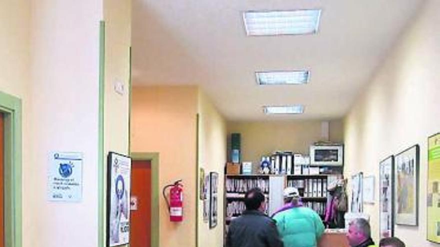 Varios vecinos esperan a última hora de ayer para entrar al médico en Lastres.