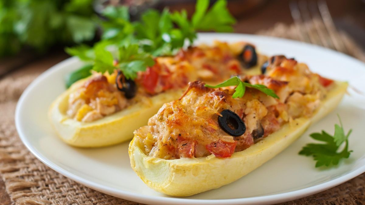 Calabacín relleno con pollo, tomate y aceitunas con costra de queso