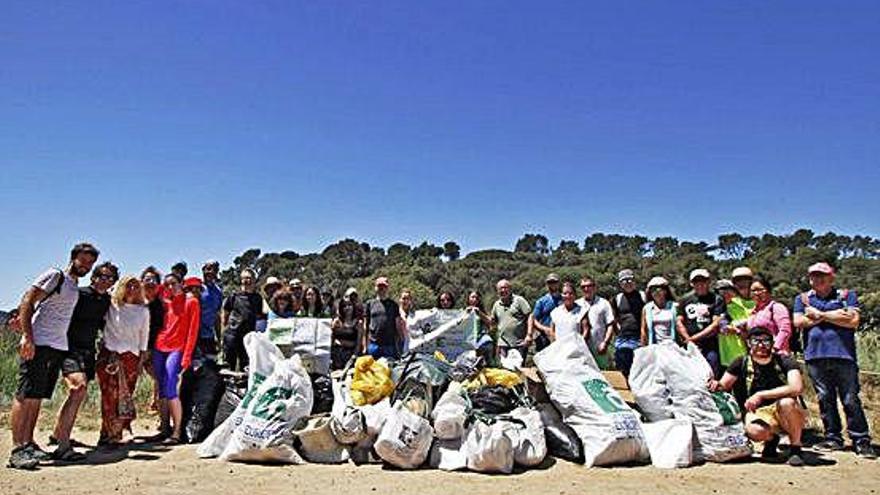 Recollida d&#039;escombraries a Palamós per voluntaris, diumenge.