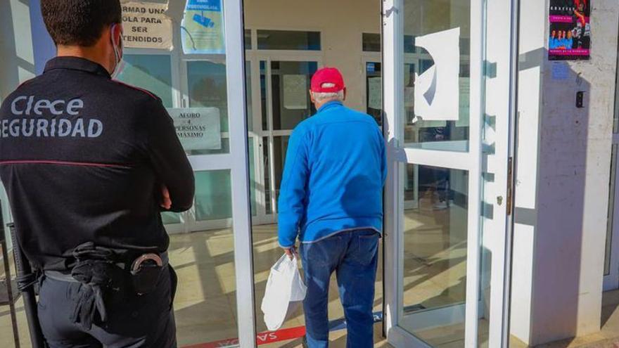 Control de acceso en el centro de salud de Callosa, en una imagen de archivo