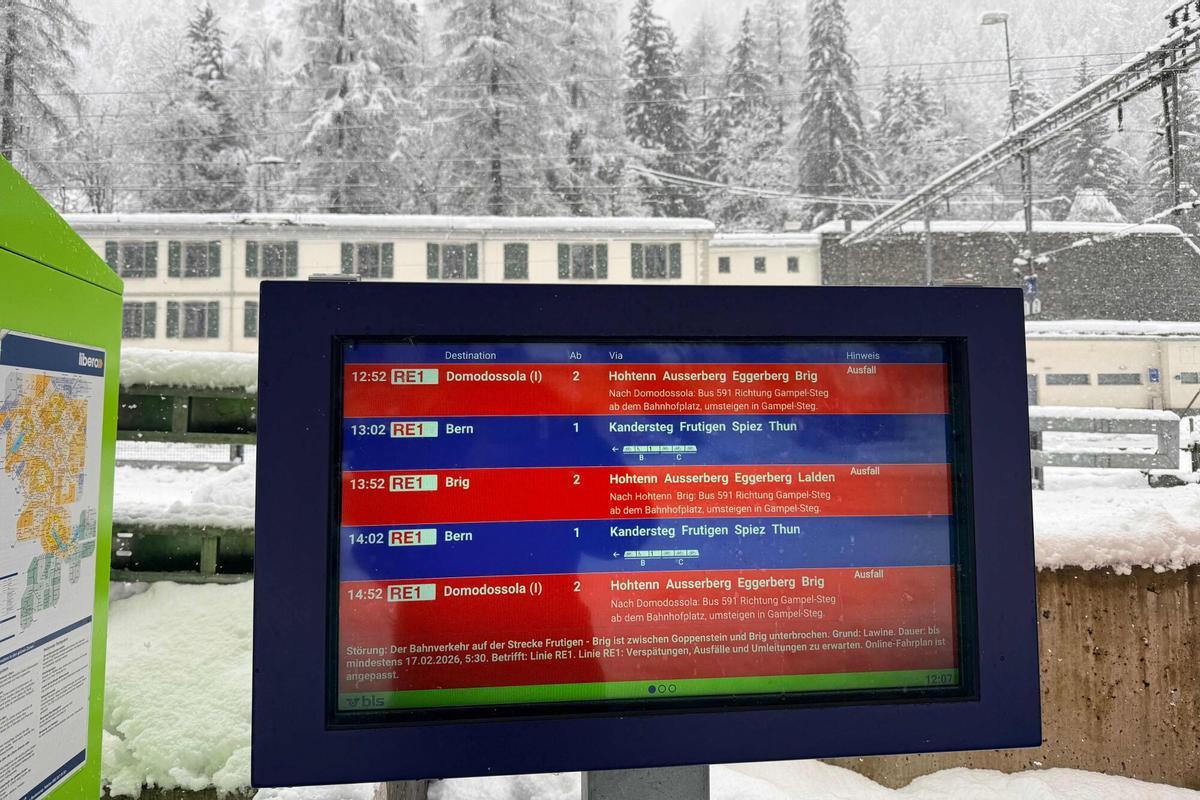Trenes cancelados en un tablero de información en la estación de tren de Goppenstein, en Goppenstein, sur de Suiza, el 16 de febrero de 2026, después de una fuerte nevada, que causó el descarrilamiento de un tren regional.