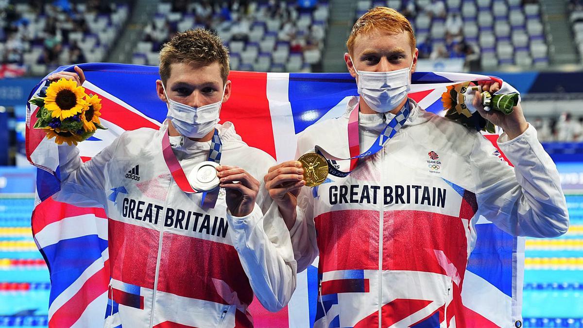 Tom Dean y Duncan Scott, tras recibir las medallas. // EFE