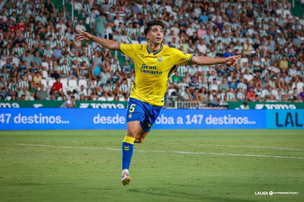 Enrique Clemente festeja su tanto ante el Córdoba.