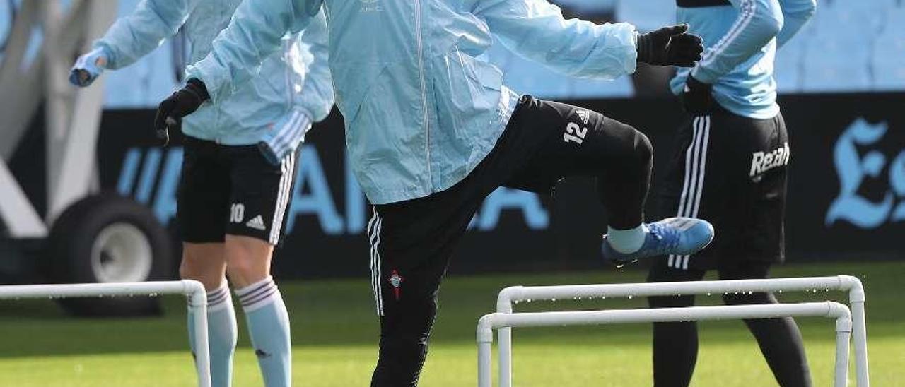 Rafinha Alcántara, Iago Aspas y Santi Mina, en un entrenamiento en Balaídos. // Ricardo Grobas