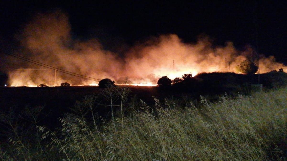 Imagen de las llamas del incendio declarado en la madrugada de este viernes junto al Junquillo.