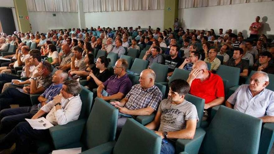 Los agricultores llenaron el salón de la UNED.