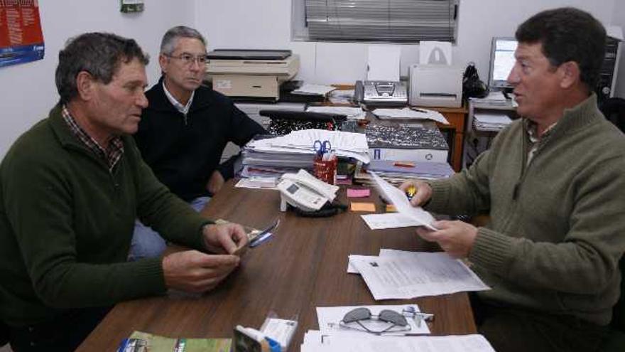De izquierda a derecha, Juan Pascual, Luis Martínez y José Antonio Prada durante la reunión mantenida ayer en la Delegación de Caza
