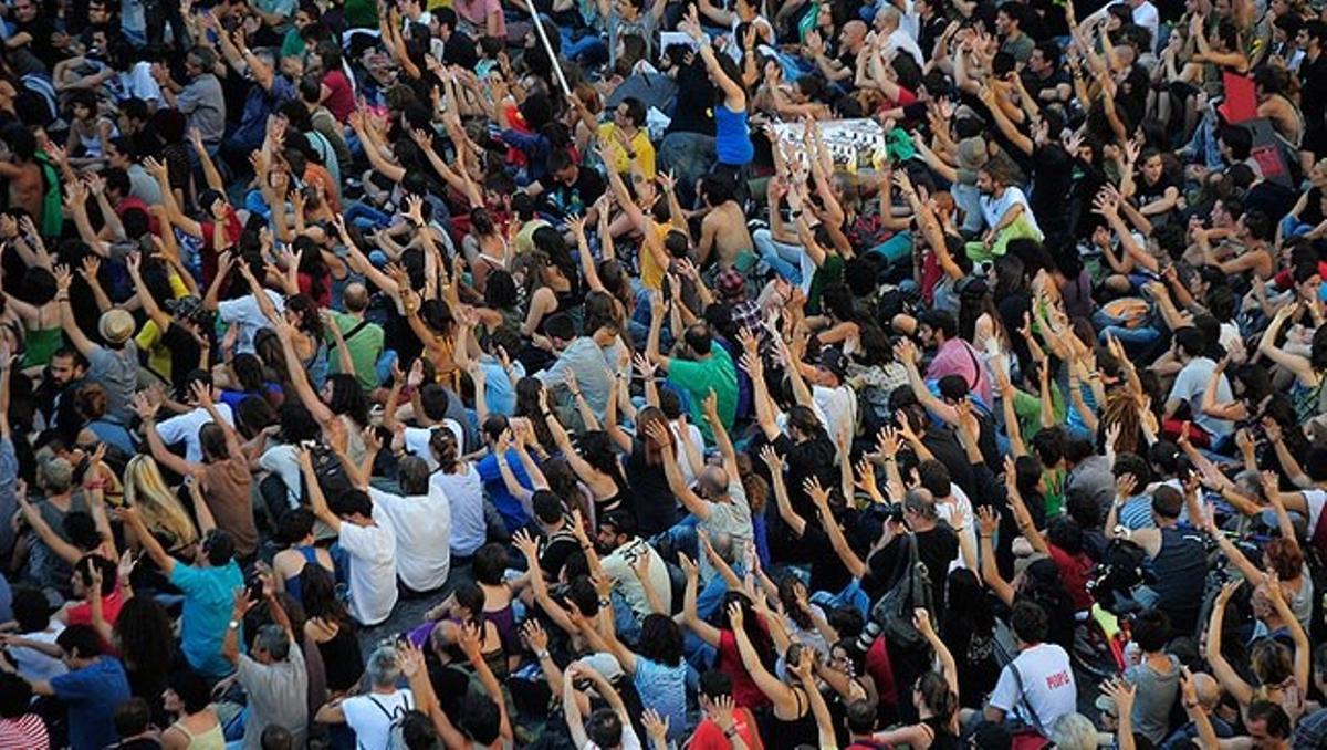 Una multitud d’indignats es concentren pacíficament aquest dimecres a la plaça de Sant Jaume després que durant el matí del mateix dia es produïssin enfrontaments entre alguns manifestants i la Policia catalana, a més d’alguns polítics, als voltants del Parlament autonòmic.