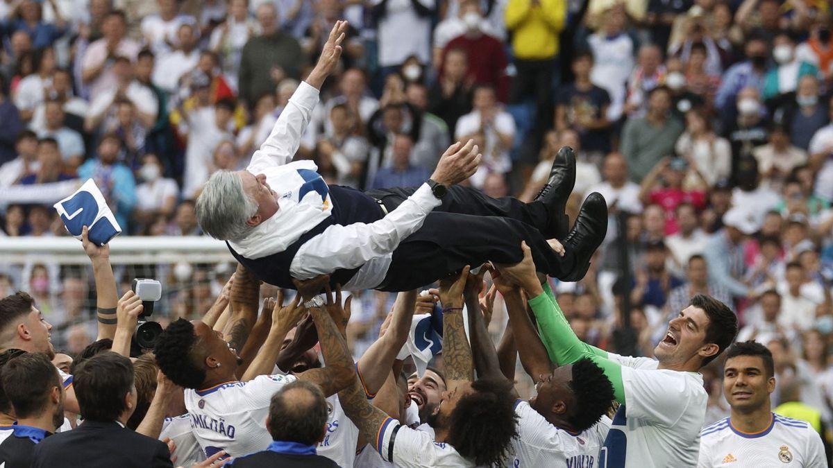 Carlo Ancelotti es manteado por los jugadores del Real Madrid tras ganar LaLiga.