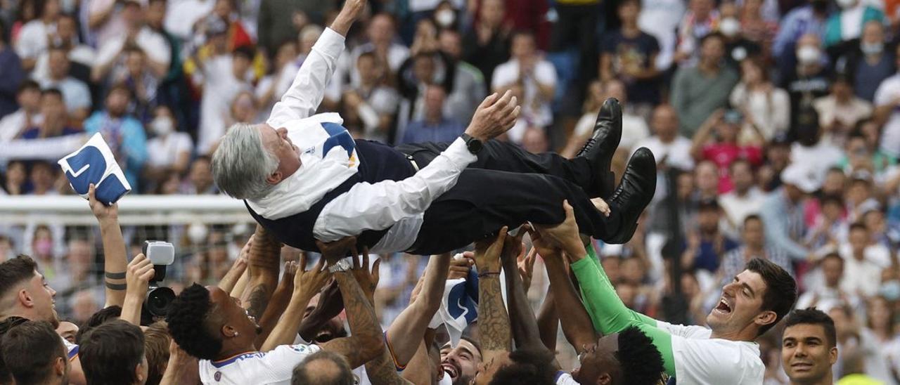 Carlo Ancelotti es manteado por los jugadores del Real Madrid tras ganar LaLiga.