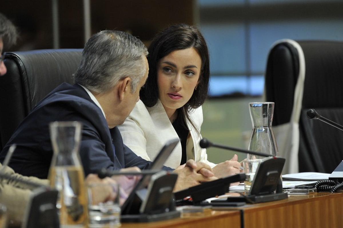 Los diputados de Vox Ángel Pelayo Gordillo e Inés Checa en el pleno de la Asamblea de Extremadura.