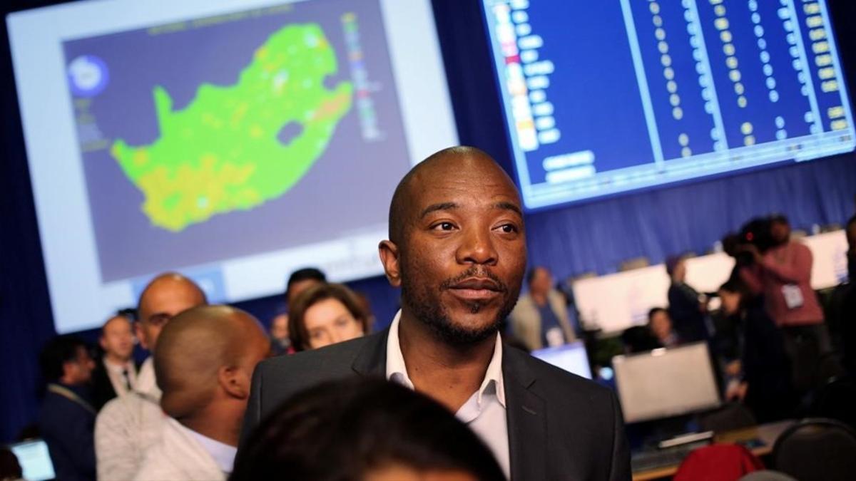 El líder de la Alianza Democrática, Mmusi Maimane, sigue los resultados de las elecciones en Pretoria, la capital de Sudáfrica.