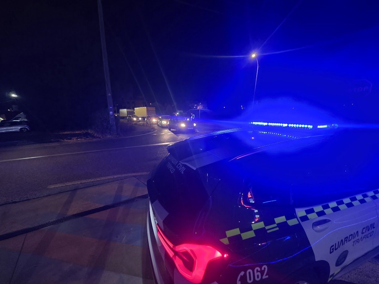 Un vehículo de la Guardia Civil en Cambados, la pasada madrugada.