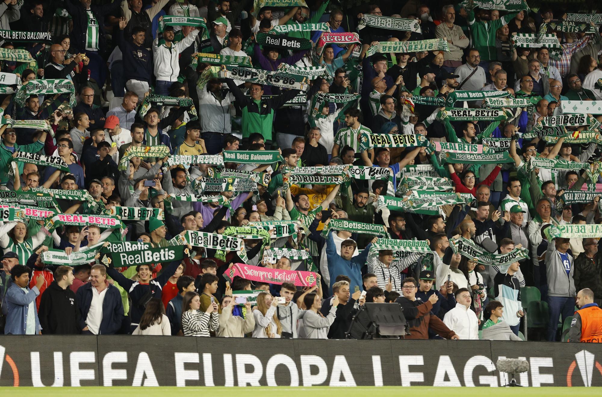 La afición del Betis en el Benito Villamarín, en la previa al duelo de Europa League frente al Helsinki.