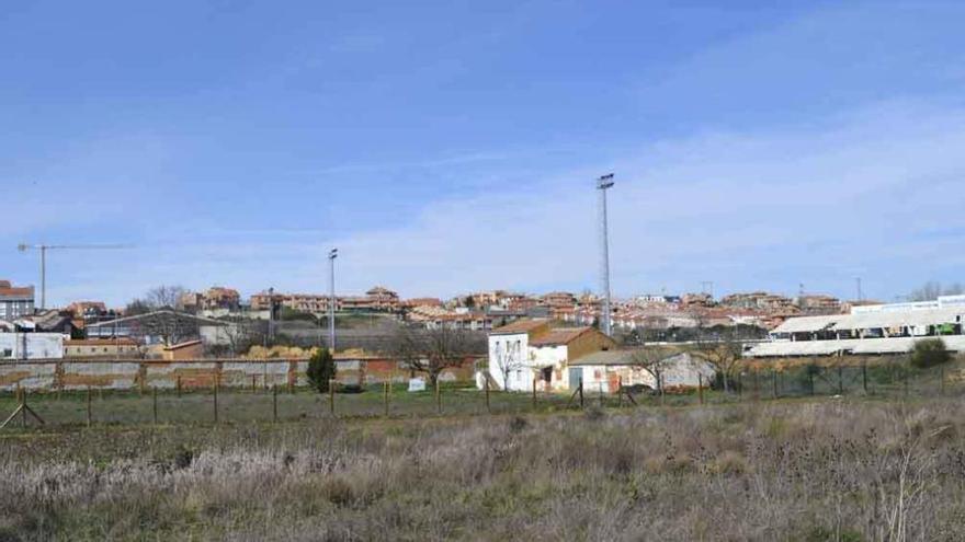 Huertos urbanos, vallados, junto a la Ciudad Deportiva.