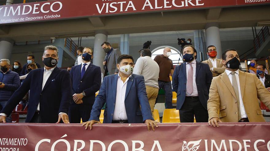 García Román, presidente del Córdoba Futsal, flanqueado por Manuel Torrejimeno (imdeco) y Pablo Lozano (RFAF) en el palco de Vista Alegre.