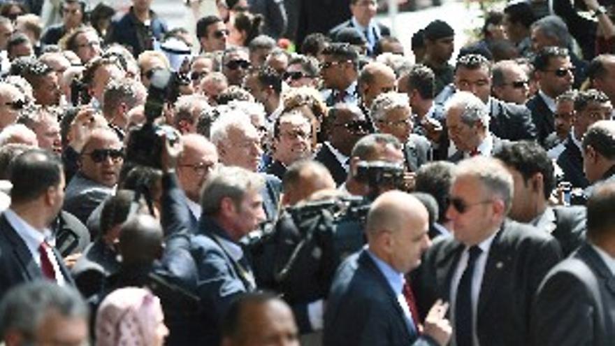 Manifestación multitudinaria contra el terrorismo en Túnez