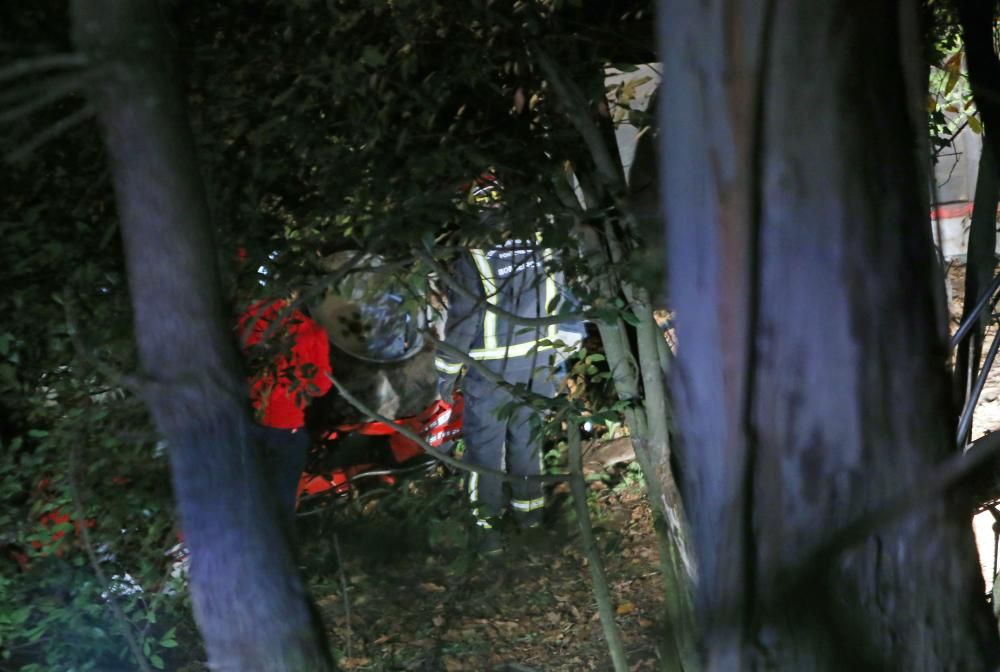 El vehículo, con un remolque cargado de leña, volcó en una finca de su propiedad en A Gándara