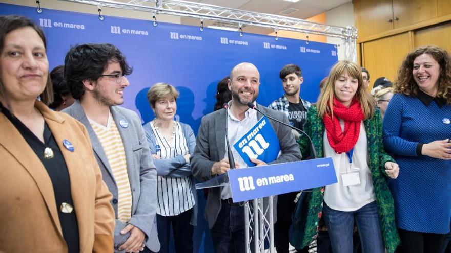 Luis Villares con los candidatos de En Marea, en la noche electoral // Óscar Corral