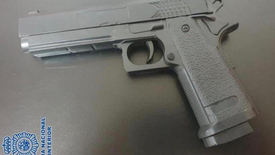 Detenido en Canarias por amenazar a viandantes con una pistola falsa