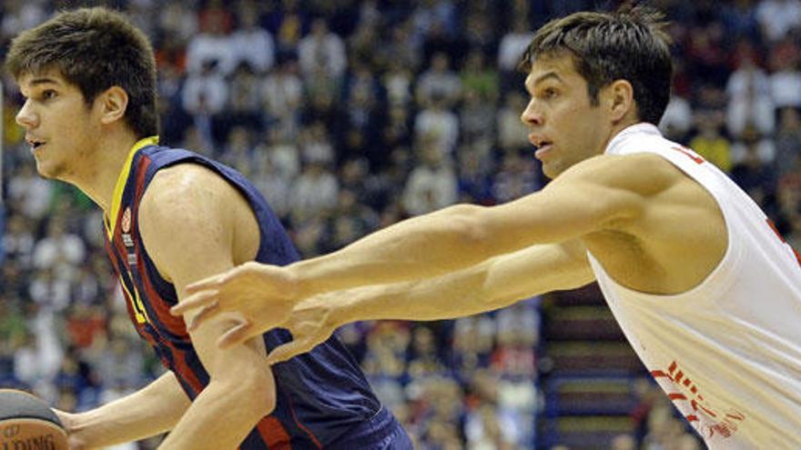 Marko Todorovic pelea por el control del balón.