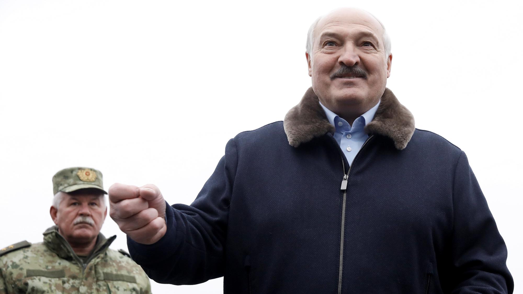 El presidente bielorruso, Aleksándr Lukashenko, de visita en un campamento de migrantes