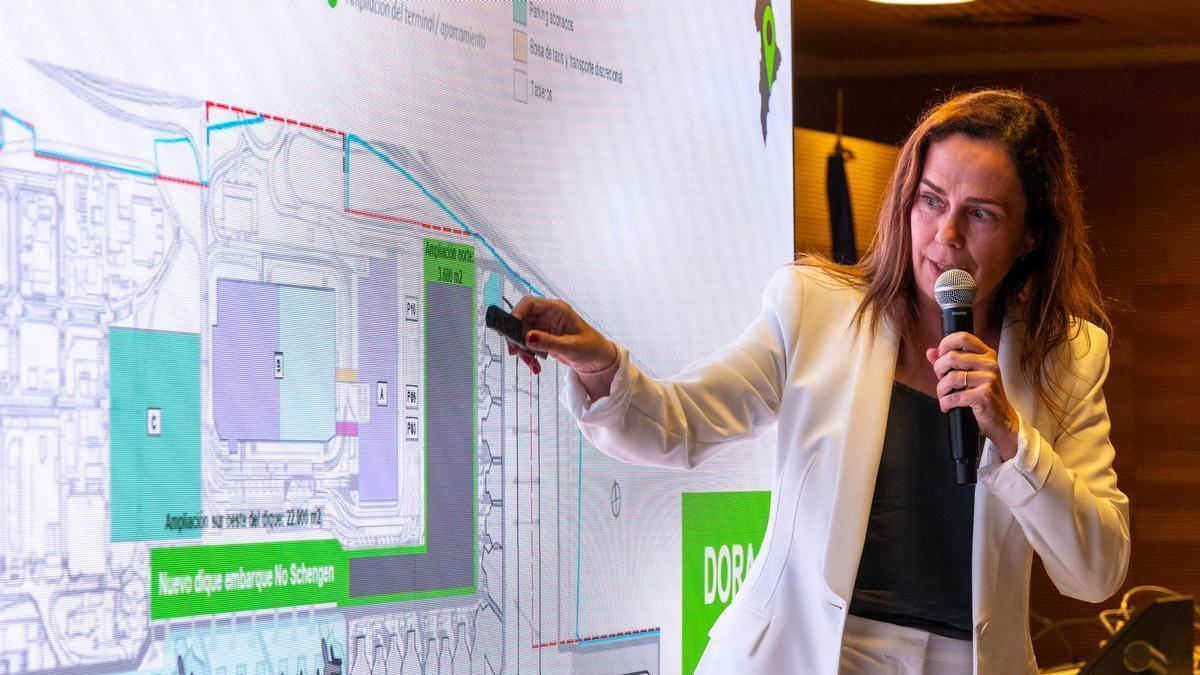 Laura Navarro, directora del aeropuerto de Alicante analiza los datos y el futuro del mismo