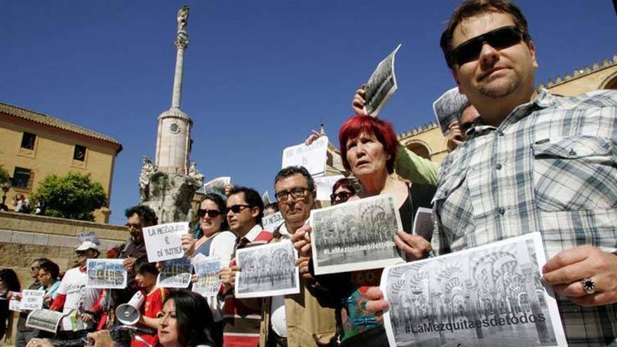 &quot;La Mezquita es de todos&quot;, un mensaje en cinco idiomas