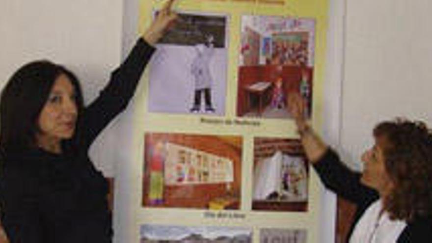 Responsables del proyecto junto al póster que les fue entregado en el congreso y que está expuesto en el centro.