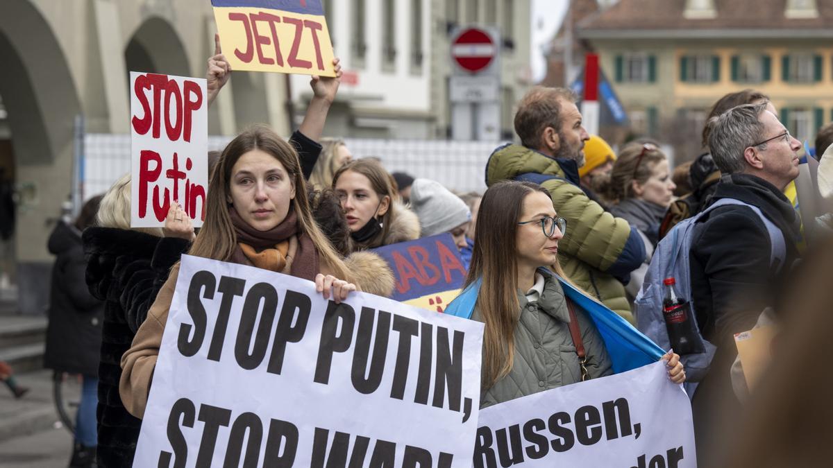 Una protesta en Berna contra la invasión de Ucrania por Rusia