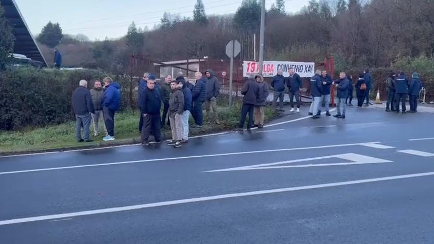 Huelga de autobuses en Santiago: los servicios mínimos no pueden salir de Amio