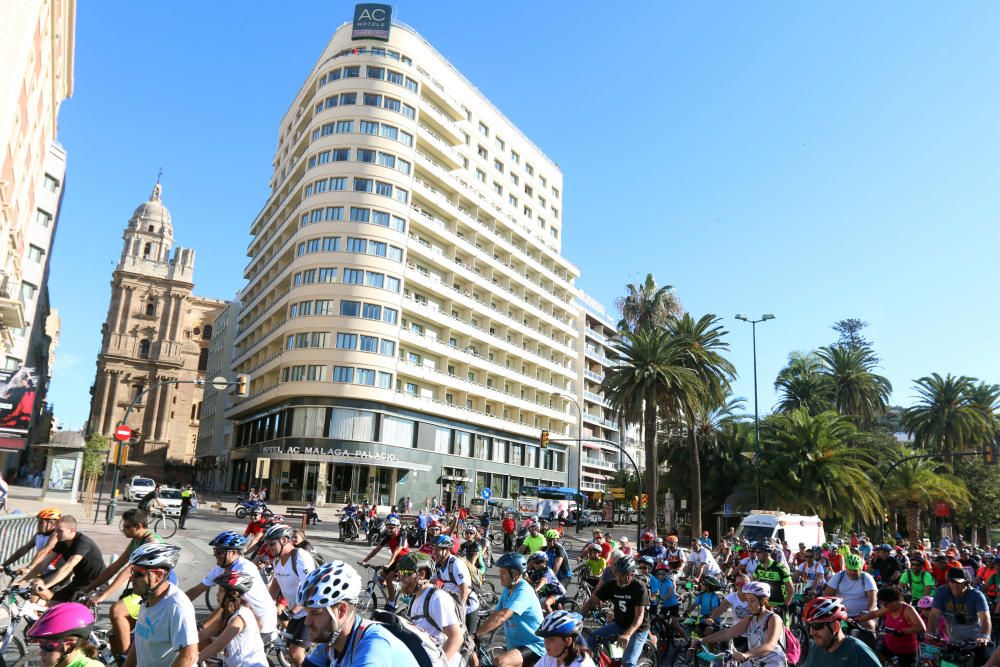 Miles de malagueños participan en la actividad de la Semana Europea de la Movilidad, tomando la salida en el Paseo del Parque