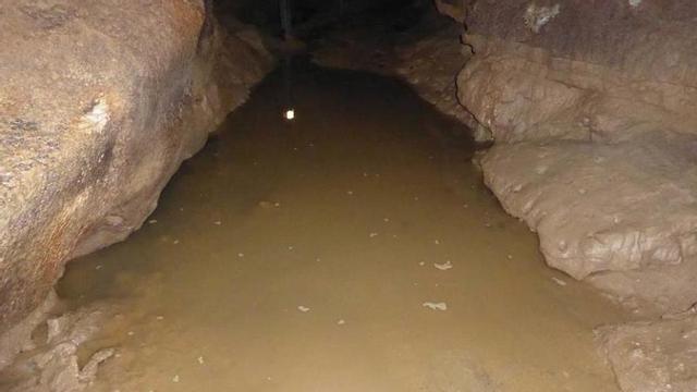 El interior de la gruta, anegado por el desbordamiento.