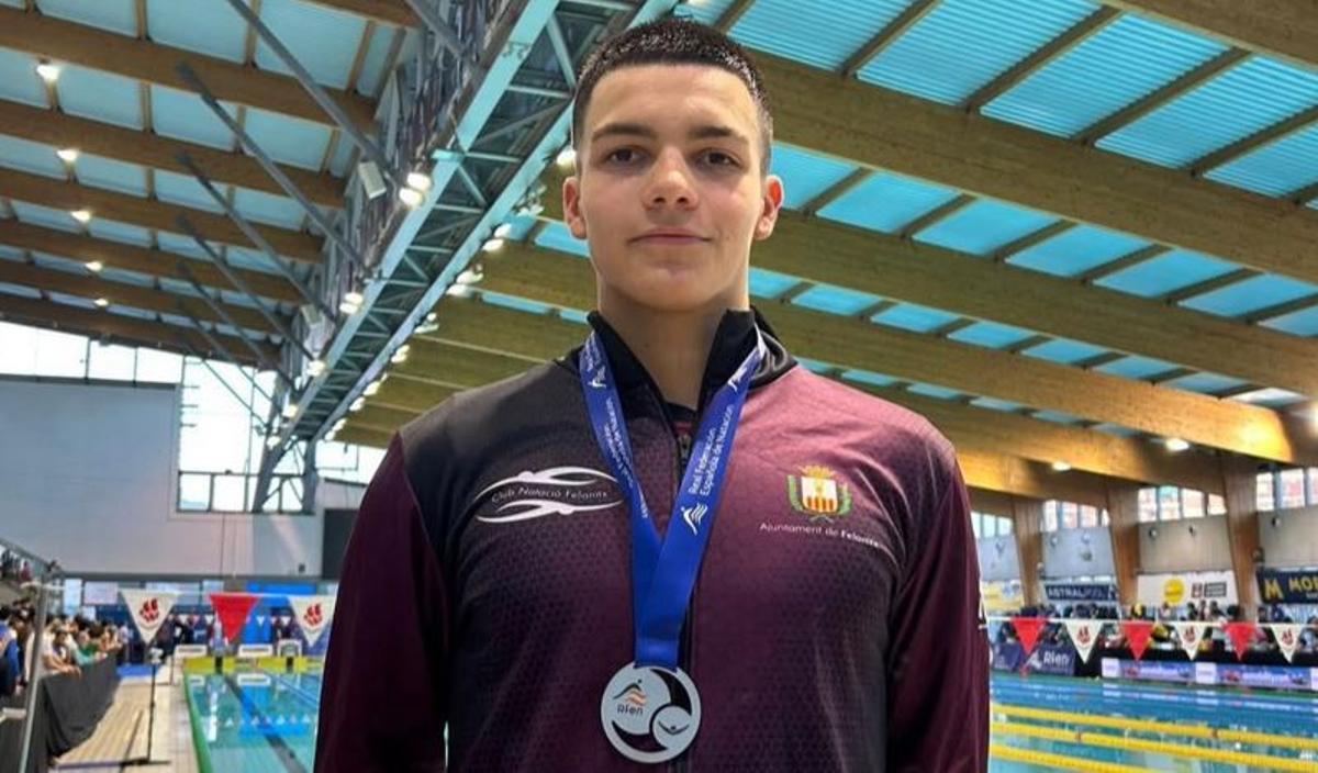 Tiago del Po (CN Felanitx) posa con la medalla de plata.