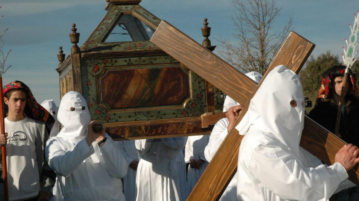 Procesión del Santo Entierro de Bercianos de Aliste, en la tarde de Viernes Santo. | Chany Sebastián