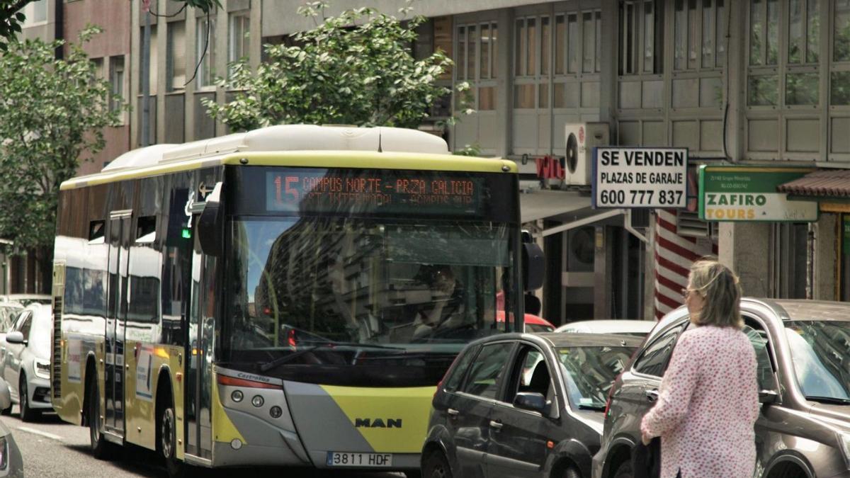 Los autobuses urbanos de la capital gallega estrenan el horario de invierno este lunes