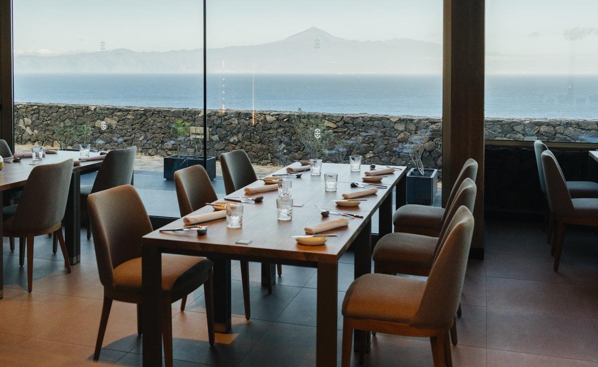 Vistas del Teide desde el restaurante Larrife, ubicado en La Gomera.