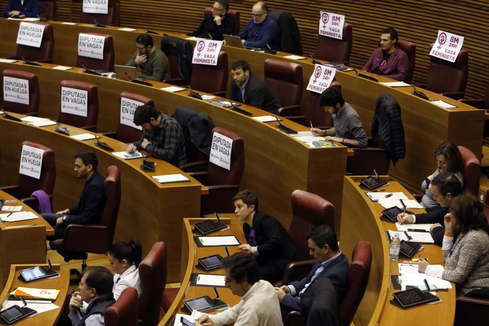 Escaños vacíos en Las Corts por el Día de la Mujer