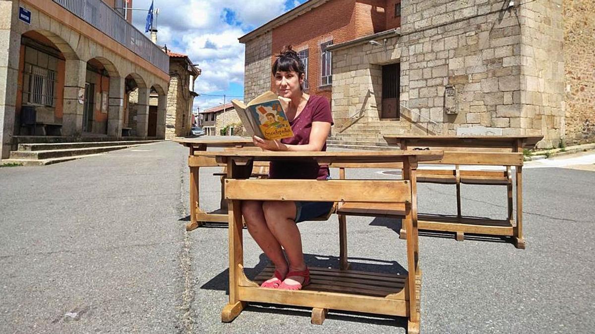 Una mujer lee la Enciclopedia Álvarez sentada en uno de los tres pupitres restaurados para Ceadea. | Ch. S.