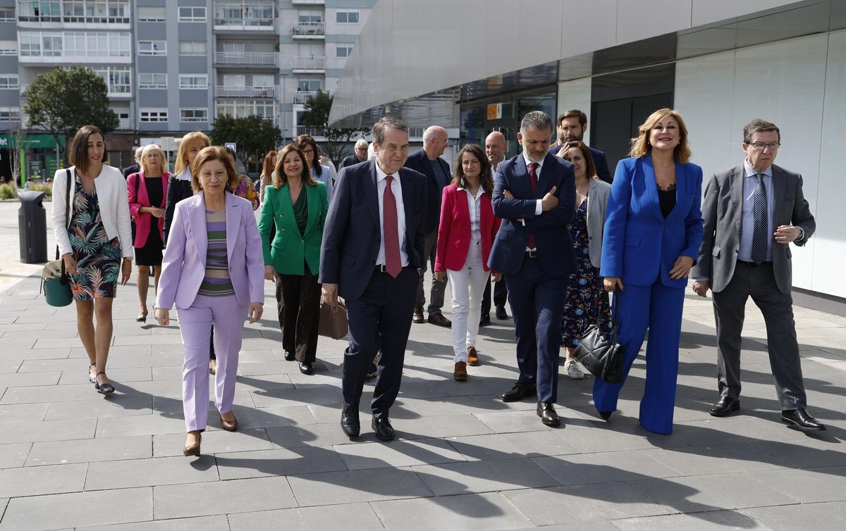 Abel Caballero junto al resto de la candidatura del PSOE a su llegada a Vialia para su presentación